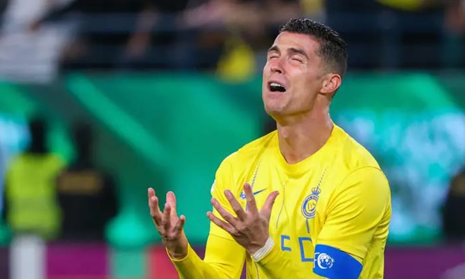 Ronaldo tiếc nuối trong trận Al Nassr thua Al Ain trên loạt đá luân lưu lượt về tứ kết AFC Champions League. Ảnh: AFP