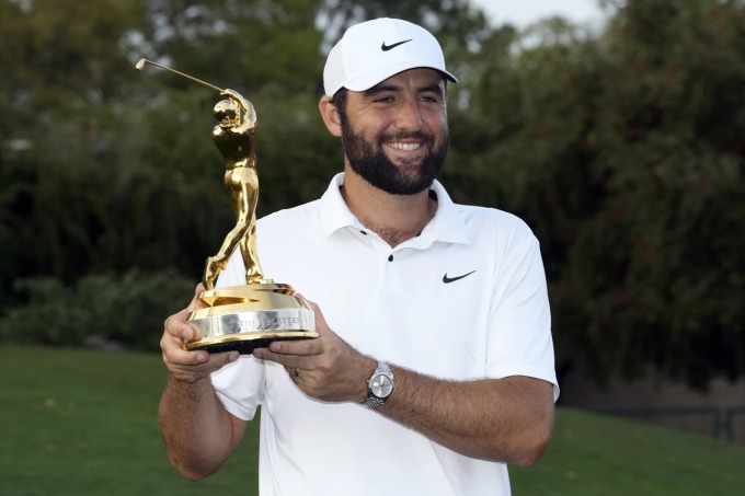 Scheffler nâng cup vô địch The Players Championship 2024 trên sân TPC Sawgrass. Ảnh: AP