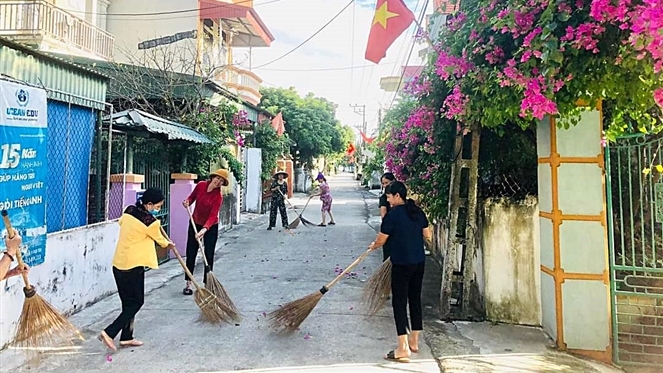 Người dân xã Ninh Hòa tích cực tham gia dọn dẹp vệ sinh đường làng, ngõ xóm. Ảnh: Hồng Luyến