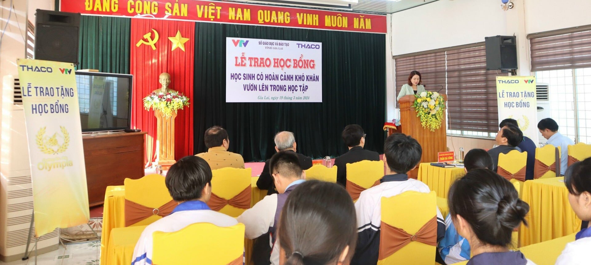 Lễ trao học bổng cho học sinh có hoàn cảnh khó khăn, vươn lên trong học tập