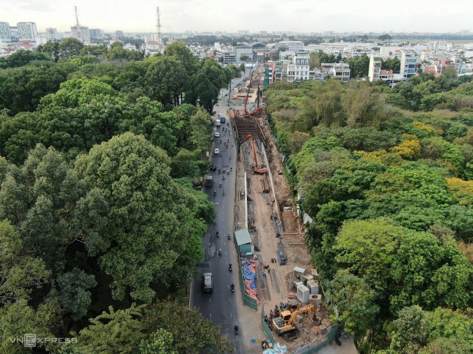 Thi công dự án đường nối kết nối vào Sân bay Tân Sơn Nhất vào tháng 1. Ảnh: Quỳnh Trần