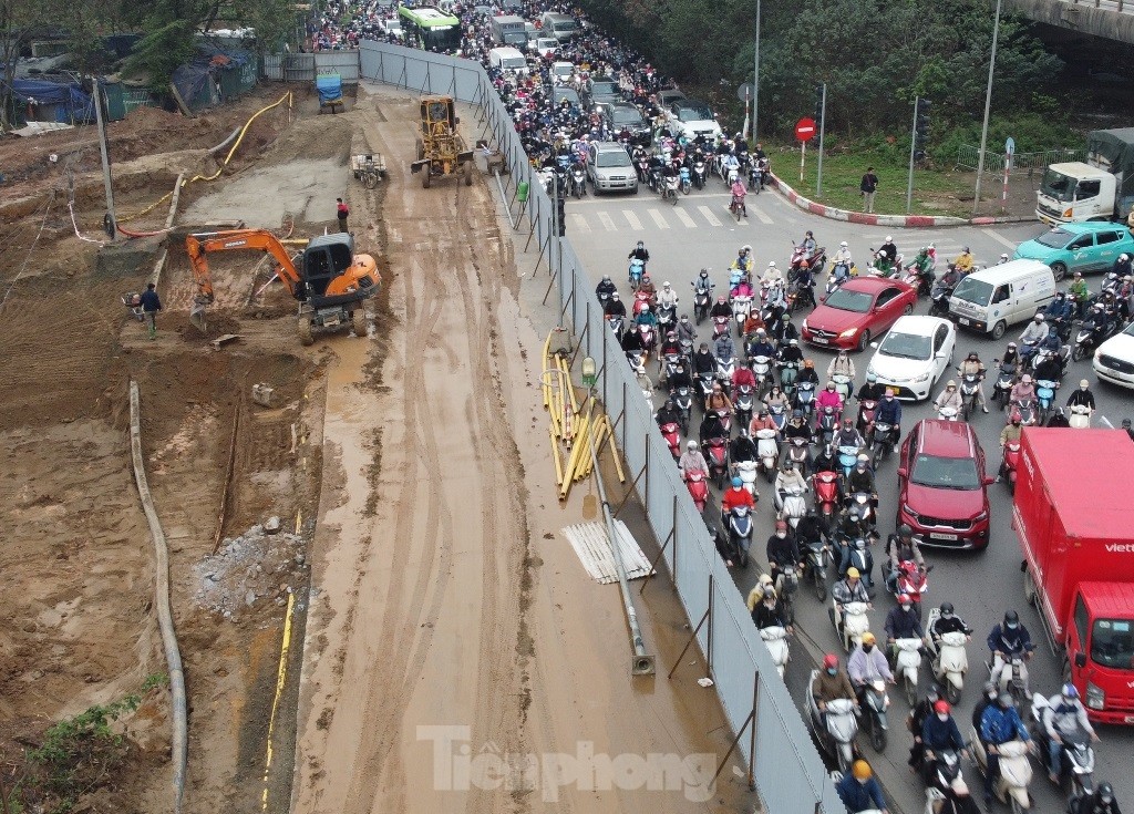 Tắc 'khủng khiếp' trên đại lộ Thăng Long vì hàng rào thi công vẫn chưa điều chỉnh ảnh 1