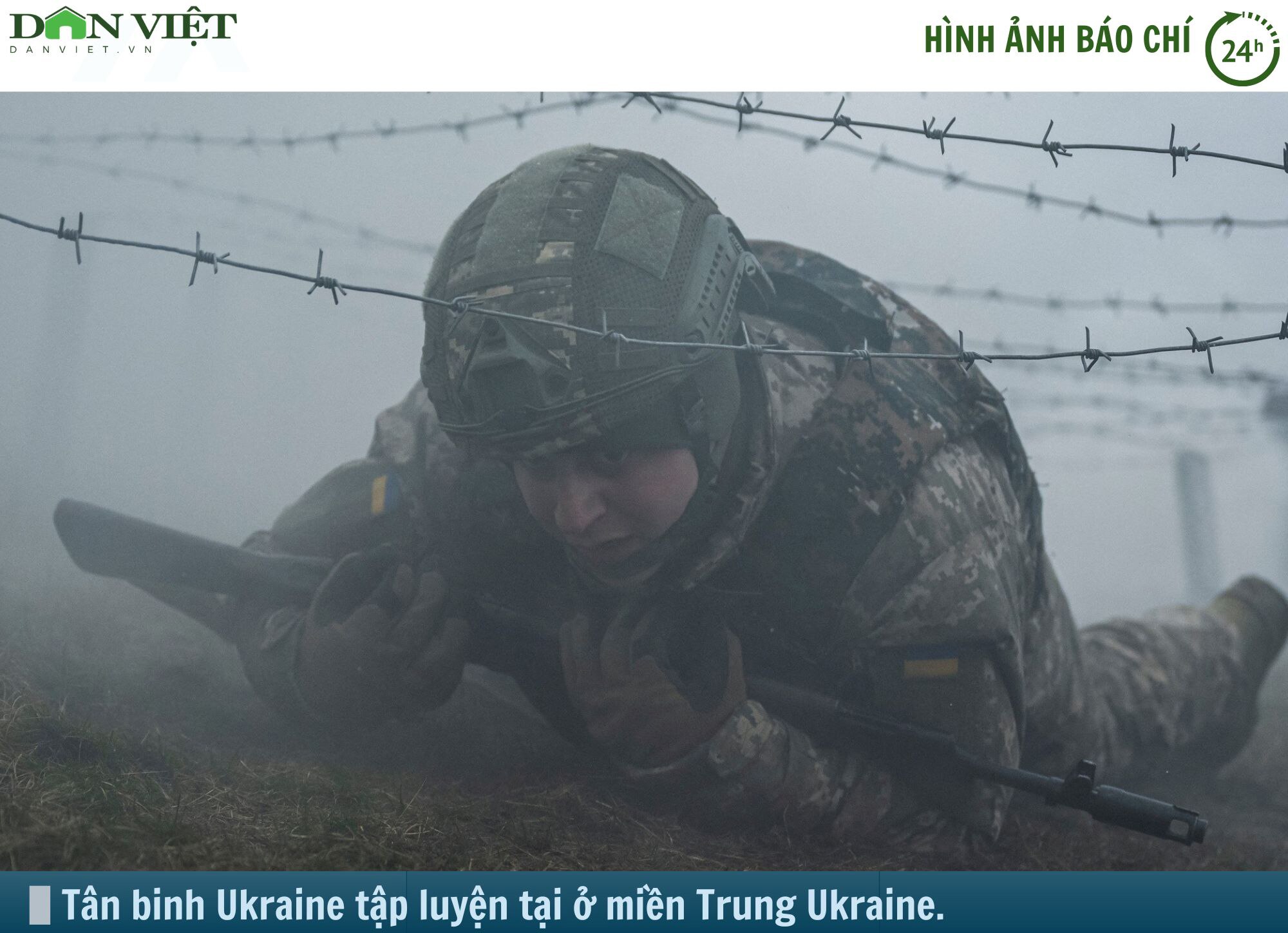 Hình ảnh báo chí 24h: Tân binh Ukraine căng mình tập luyện- Ảnh 1.