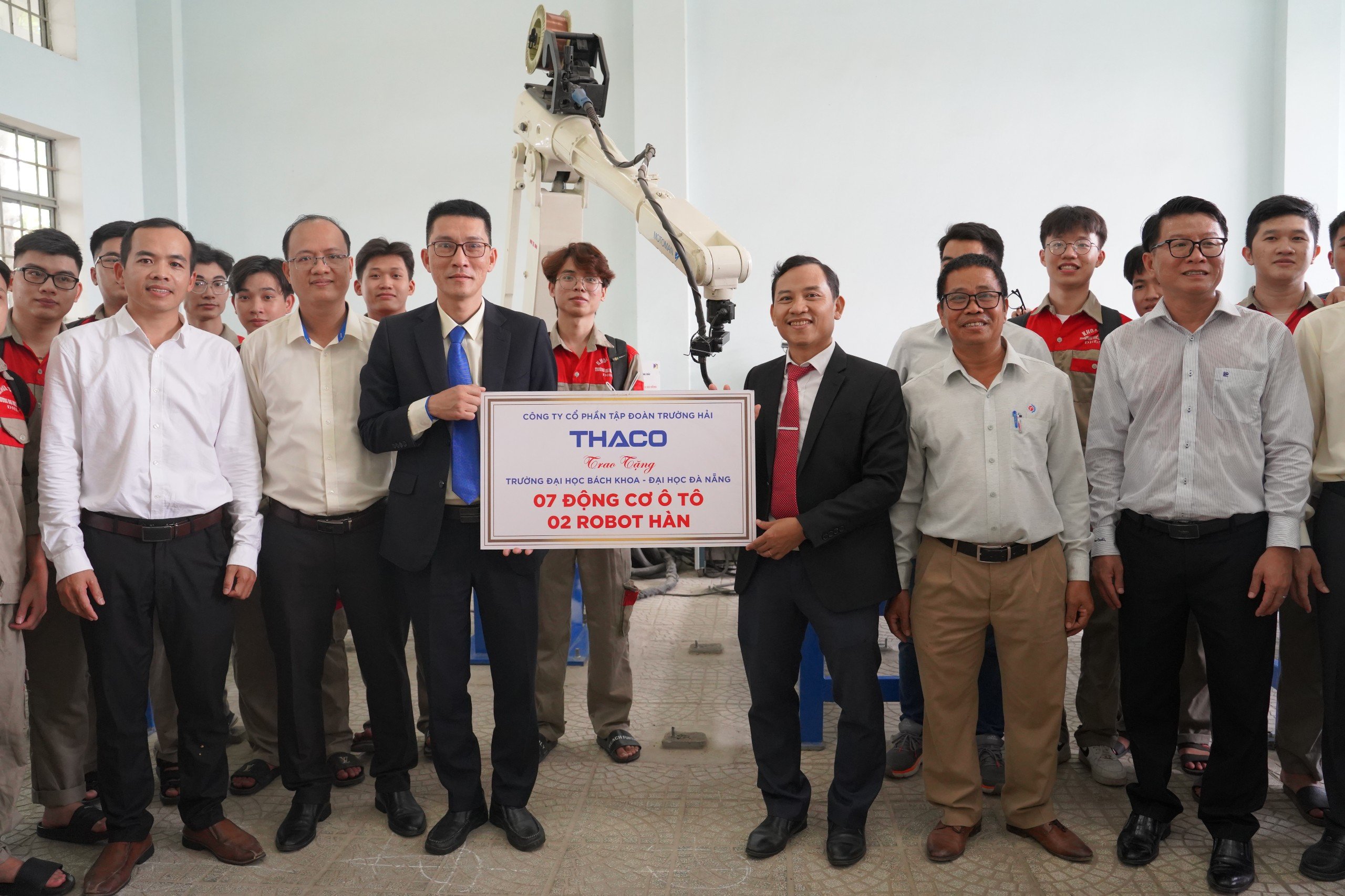 Tặng động cơ ô tô, robot hỗ trợ sinh viên nghiên cứu khoa học- Ảnh 1.