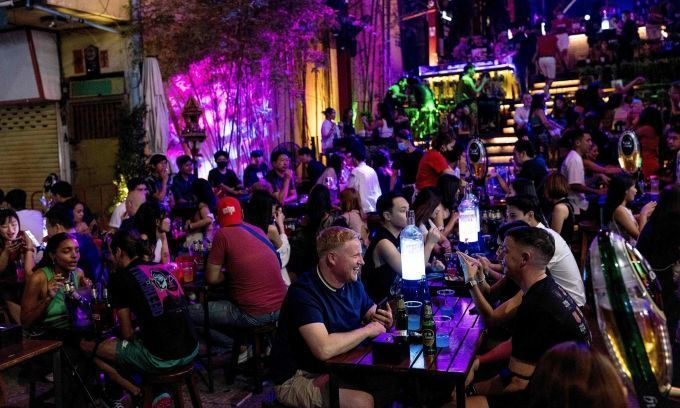 Du khách nhậu đêm tại một quán bar ở đường Khao San, Bangkok. Ảnh: AFP