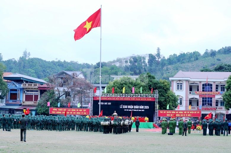 Thanh niên vùng cao Tây Bắc chia tay gia đình lên đường nhập ngũ ảnh 1