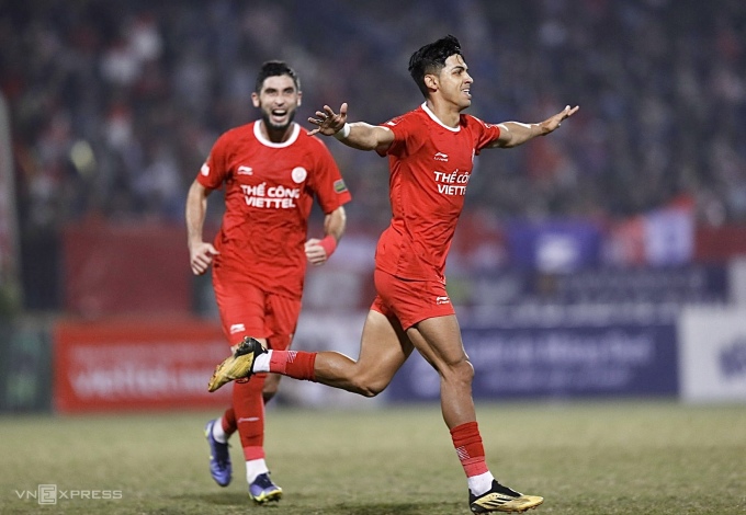 Tân binh Pedro Henrique (phải) mừng bàn thắng nâng tỷ số lên 2-0, trong chiến thắng 3-0 của Thể Công trước Công an Hà Nội, ở vòng 13 V-League 2023-2024. Ảnh: Lâm Thoả