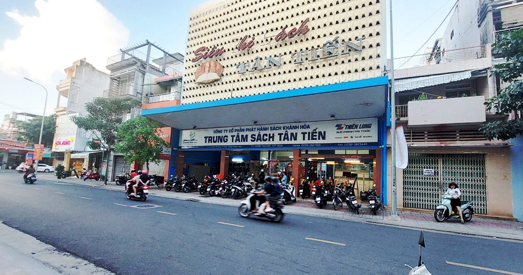 Tỉnh Khánh Hòa quyết định thu hồi toàn bộ đất đã cho doanh nghiệp thuê mở siêu thị sách Tân Tiến (tại số 11 Lê Thành Phương, TP Nha Trang, vốn là cơ sở rạp chiếu phim Tân Tiến cũ) - Ảnh: PHAN SÔNG NGÂN