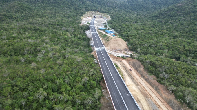 Cao tốc Cam Lâm - Vĩnh Hảo đoạn vào cửa nam hầm chui Núi Vung tại tỉnh Bình Thuận, tháng 12/2023. Ảnh: Việt Quốc