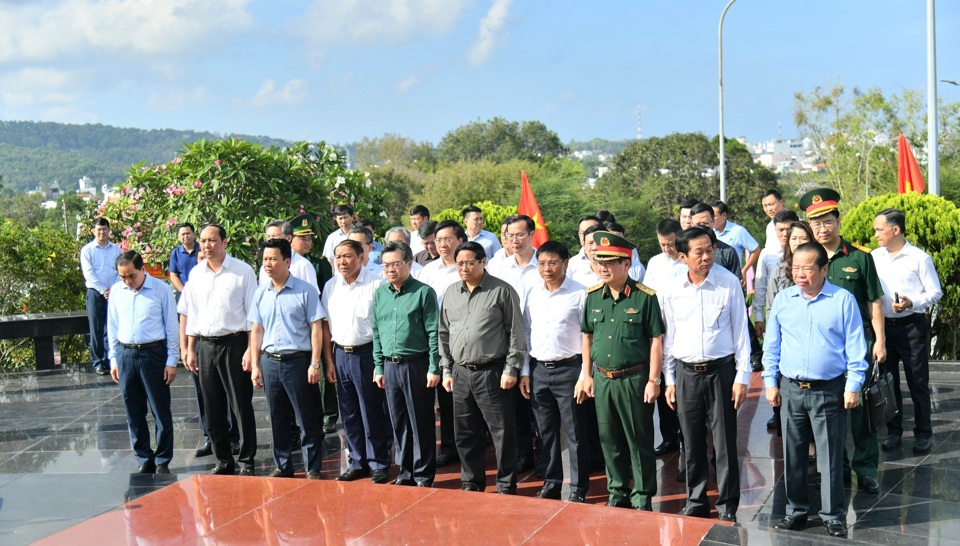 Thủ tướng Ch&iacute;nh phủ Phạm Minh Ch&iacute;nh c&ugrave;ng l&atilde;nh đạo bộ, ban, ng&agrave;nh v&agrave; địa phương thắp hương tại Nghĩa trang liệt sĩ Ph&uacute; Quốc. (Ảnh Phương Vũ)