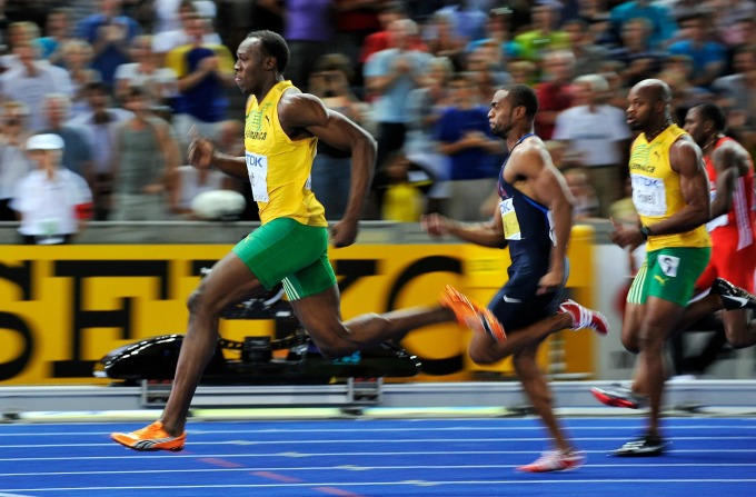 Usain Bolt bứt lên để dẫn đầu trước khi về nhất với thành tích kỷ lục 9,58 giây tại chung kết 100m nam giải vô địch điền kinh thế giới 2009 tại Berlin, Đức. Ảnh: AFP