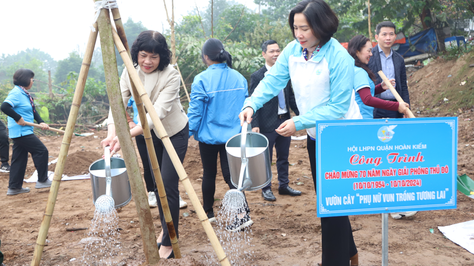 Chủ tịch Hội LHPN TP H&agrave; Nội L&ecirc; Kim Anh hưởng ứng hoạt động trồng c&acirc;y tại quận Ho&agrave;n Kiếm.&nbsp;