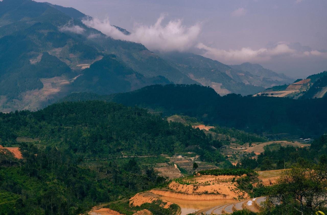 Khoảng thời gian từ mùa xuân đến mùa hè, Trạm Tấu thích hợp cho hoạt động trekking vì thời tiết khô, các thửa ruộng bậc thang đến mùa đổ nước. Nhiều người yêu thích mảnh đất này không phải vì cảnh vật quá hùng vĩ mà chính bởi sự yên bình, tĩnh lặng, mang hơi hướng chữa lành. 