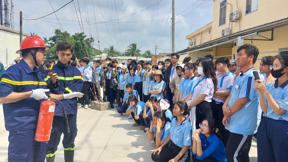 Ph&ograve;ng Cảnh s&aacute;t PCCC v&agrave; CNCH C&ocirc;ng an tỉnh hướng dẫn d&ugrave;ng b&igrave;nh chữa ch&aacute;y. Ảnh Xu&acirc;n Lương