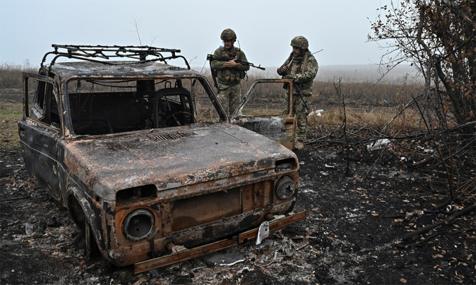 Binh sĩ Ukraine bên ngoài làng Rabotino, tỉnh  Zaporizhzhia tháng 11/2023. Ảnh: Reuters