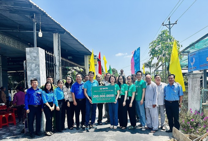 Quỹ Hy vọng và đại diện địa phương nhận tài trợ của Công ty Giao Hàng Tiết Kiệm trong lễ khởi công cầu Hy Vọng 367.