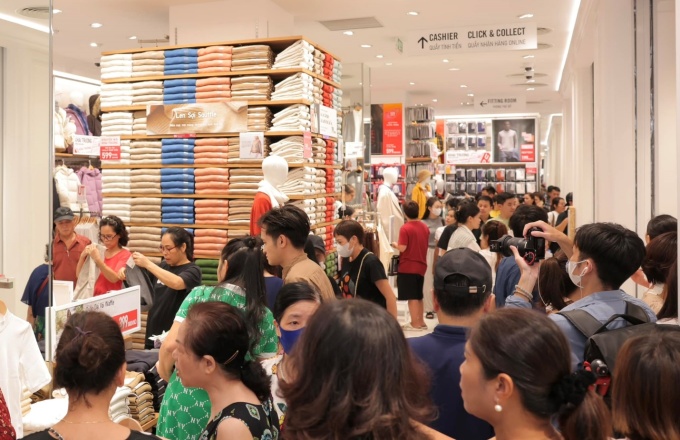 Khách hàng trải nghiệm một cửa hàng của Uniqlo tại Việt Nam. Ảnh: Uniqlo