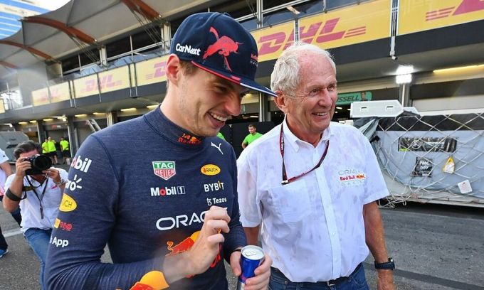 Verstappen (trái) và cố vấn Helmut Marko sau chặng đua F1 ở Canada ngày 19/6/2022. Ảnh: Red Bull