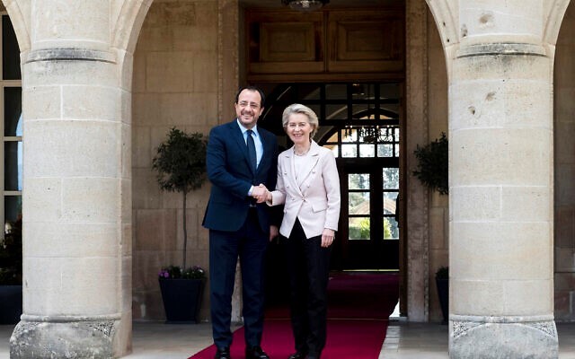 Tổng thống Síp Nikos Christodoulides (trái) và Chủ tịch Ủy ban châu Âu Ursula von der Leyen (phải) bắt tay tại dinh tổng thống ở Nicosia vào ngày 8/3/2024. (Ikovos Hatzistavrou / POOL / AFP)