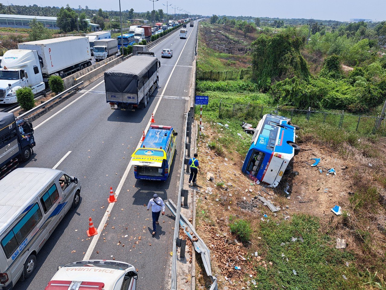 Xe khách lao vào hộ lan cao tốc TP.HCM - Trung Lương, 2 người bị thương nặng- Ảnh 1.