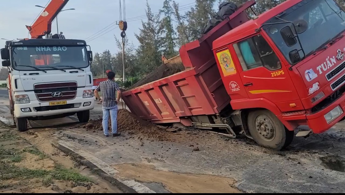 Xe tải bất ngờ bị sụp hố sâu khi đang lưu thông trên đường- Ảnh 1.