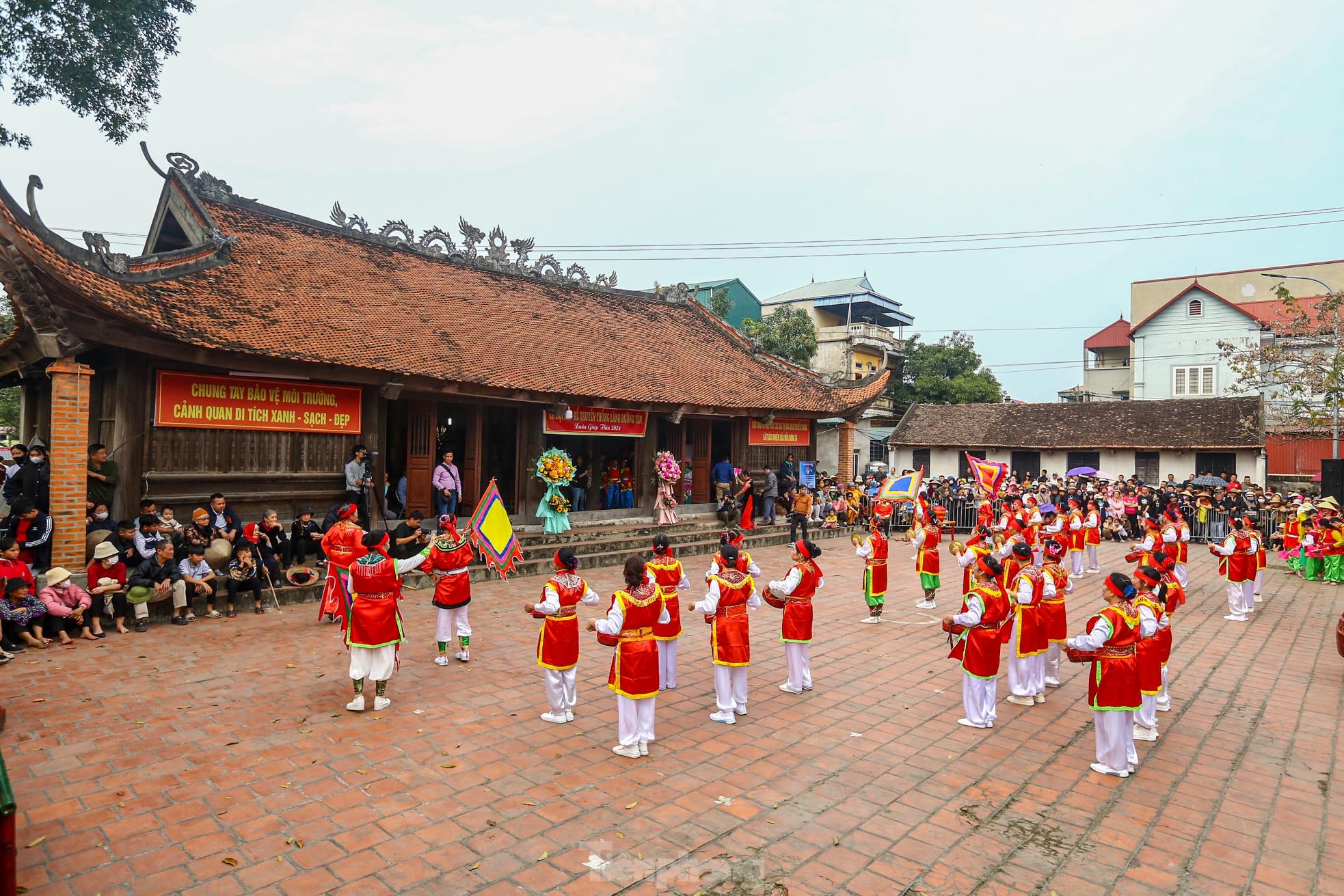 Xem nam nhân thi nhau trổ tài để kén rể tại lễ hội ở Hà Nội ảnh 1