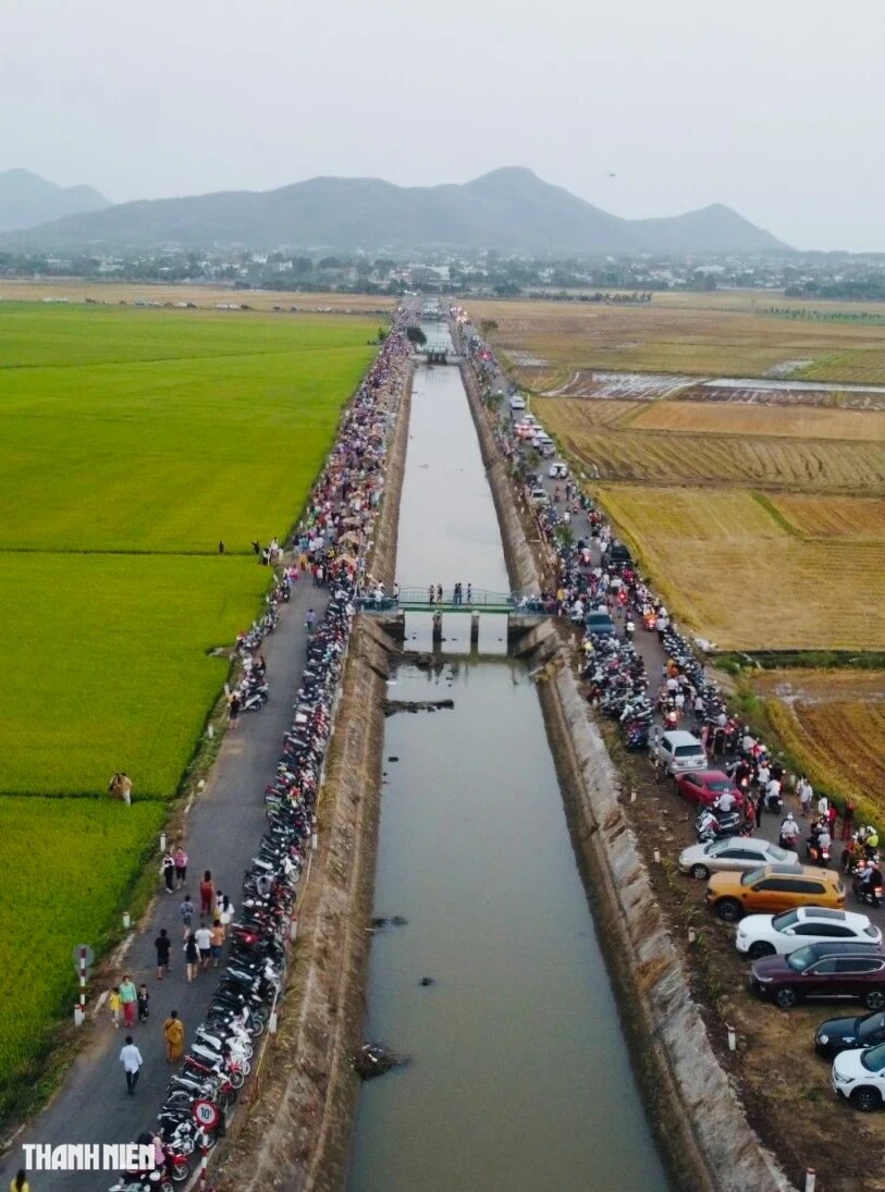 Hàng ngàn người thưởng thức ẩm thực quê trên cánh đồng An Nhứt- Ảnh 3.