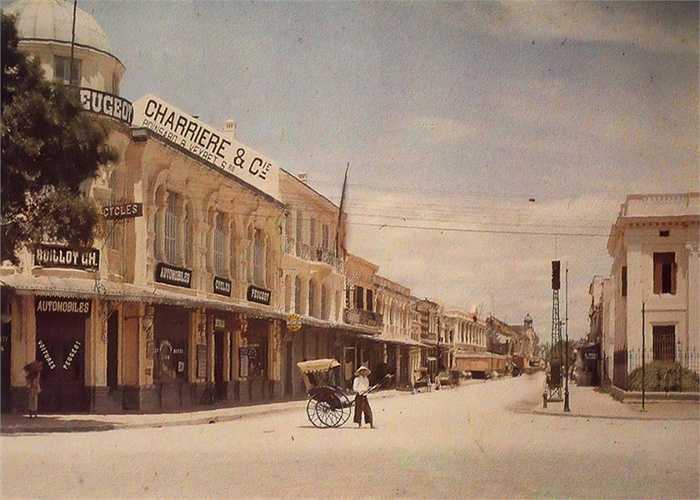 Những bức ảnh quý báu ghi lại hình ảnh Việt Nam 100 trước (1914-1917) đang được lưu giữ tại bảo tàng Albert Kahn của Pháp khiến nhiều người bất ngờ. Một góc Tràng Tiền cho người ta cái cảm giác rất quen, nhiều người có thể nhận ra ngay nơi này.