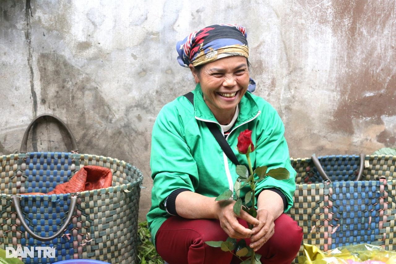 Cô giáo tặng hàng trăm bông hồng cho người dưng và cái kết ấm áp - 6