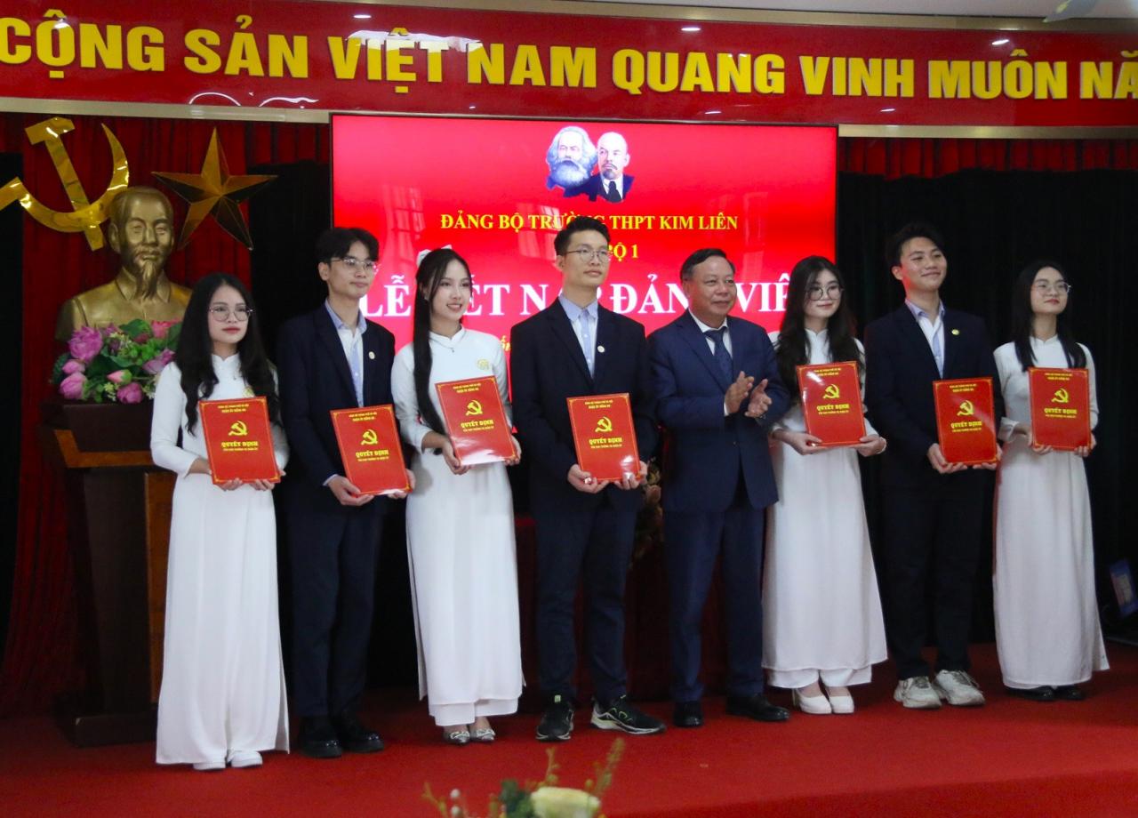 Nữ phó bí thư đoàn xinh đẹp: 'Em giải trí bằng cách lao vào công việc'