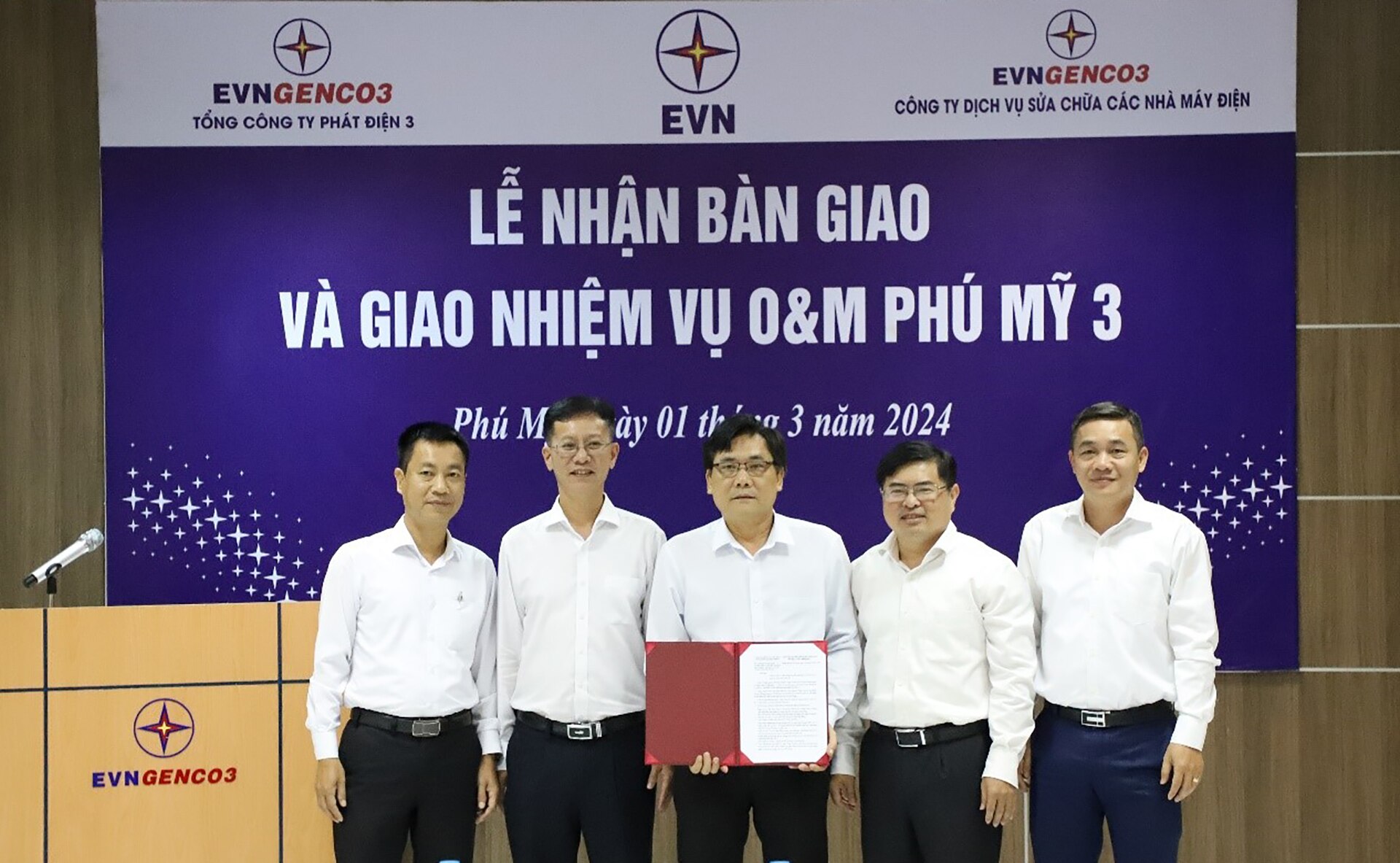 Khách tham quan chip 5G Viettel tại sự kiện