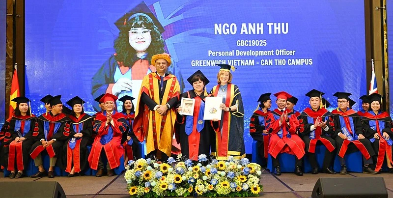 Nữ sinh cầm di ảnh mẹ nhận bằng tốt nghiệp: ‘Con sẽ ước mơ thay phần mẹ’- Ảnh 1.