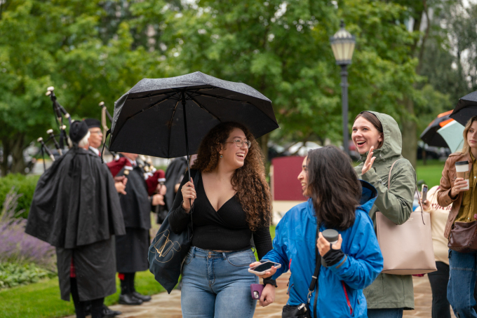 Sinh viên Đại học Chicago, Mỹ. Ảnh: University of Chicago Fanpage