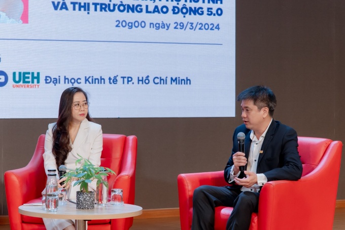 Hai chuyên gia phân tích cách hiểu bản thân, giúp học sinh chọn ngành đại học phù hợp hơn. Ảnh: UEH