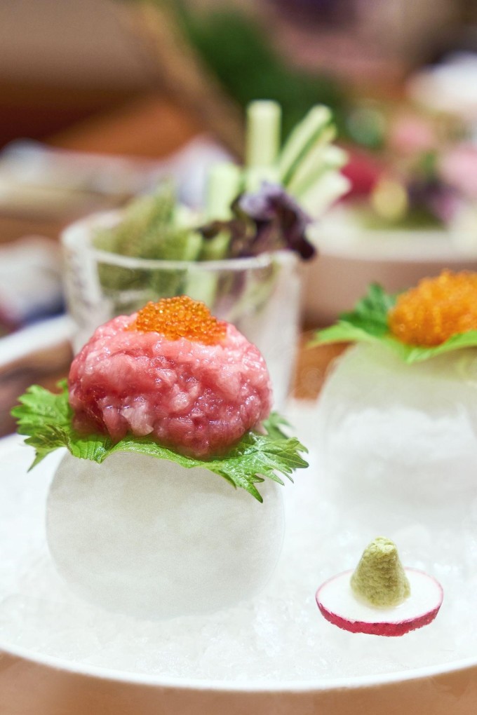 Với món Ootoro Temaki, thực khách được tự tay cuộn cơm từ các nguyên liệu bụng cá ngừ, cơm gạo Nhật, rong biển và trứng cá chuồn. Ảnh: Sushi Hokkaido Sachi