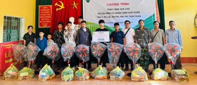 Minh (cầm bảng) cùng các thành viên trong dự án Thương em trao quà cho các gia đình khó khăn và tân trang máy tính cho các trường học khó khăn tại Tuyên Quang, tháng 7/2023. Ảnh: Nhân vật cung cấp