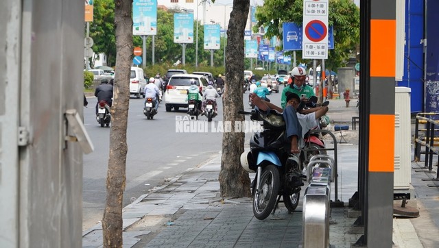 Hình ảnh đường phố TPHCM trong khung giờ nắng nóng nhất ảnh 3