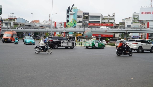 Hình ảnh đường phố TPHCM trong khung giờ nắng nóng nhất ảnh 4