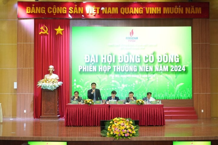 Đoàn chủ tịch điều hành tại phiên họp.