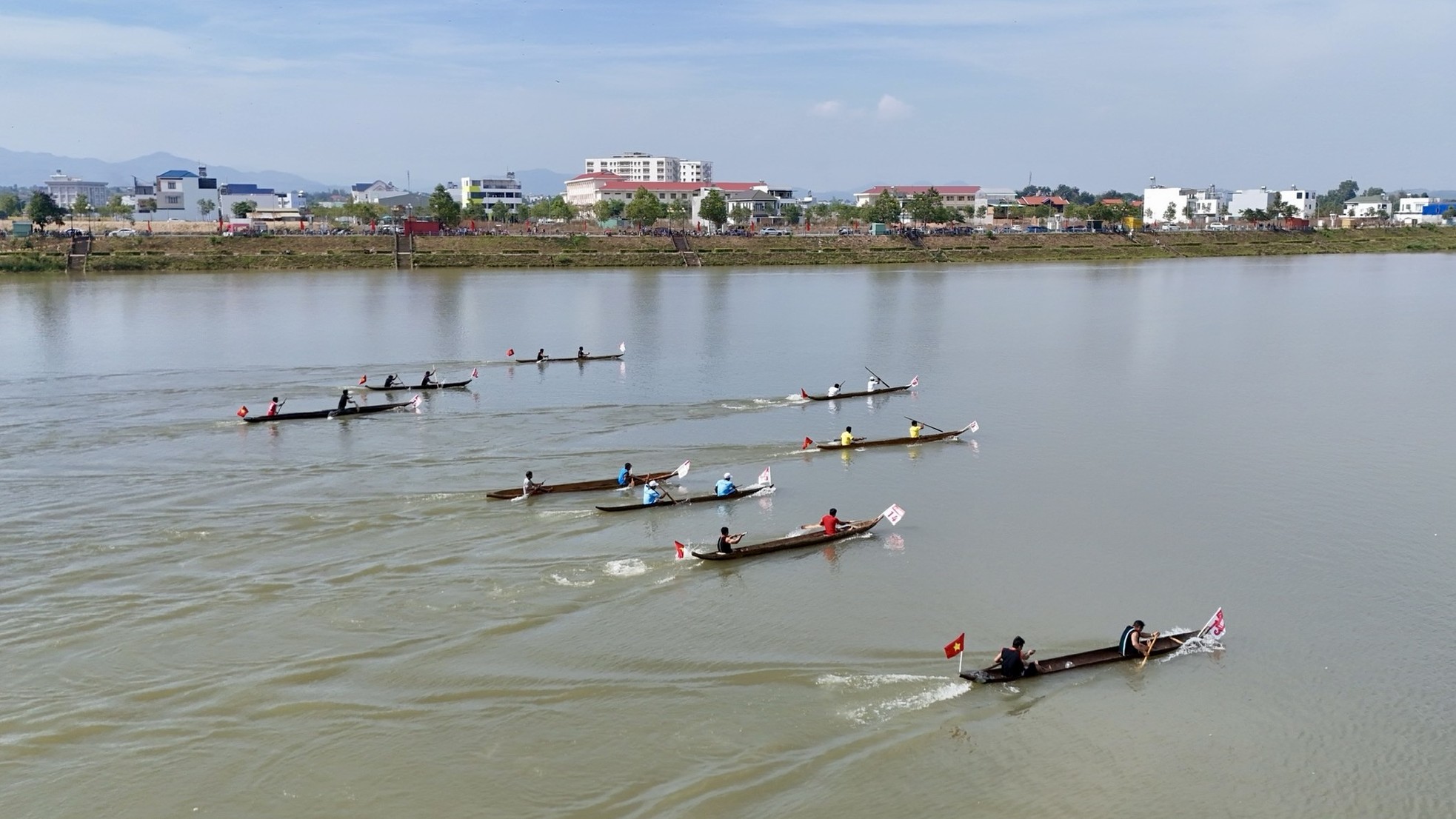 Độc đáo giải đua thuyền độc mộc trên sông chảy ngược về tây ảnh 4