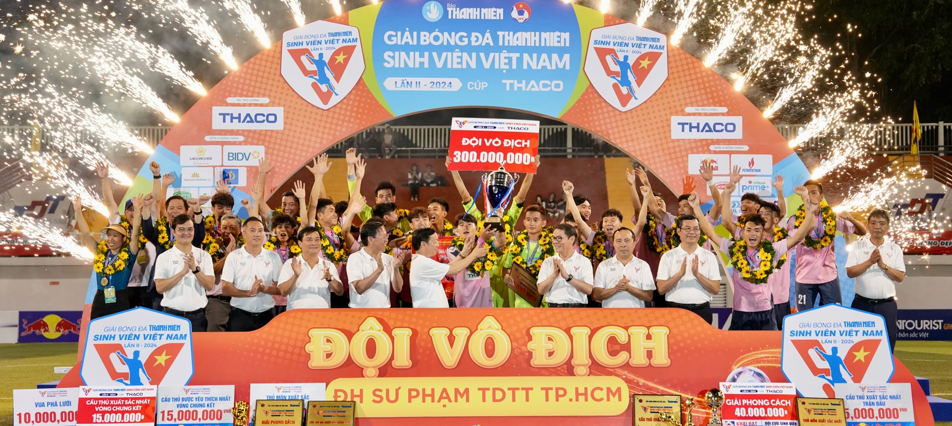 Chủ tịch HĐQT THACO cùng các đại biểu trao Cúp vô địch cho Quán quân TNSV THACO Cup 2024 - đội Đại học Sư phạm TDTT TP.HCM