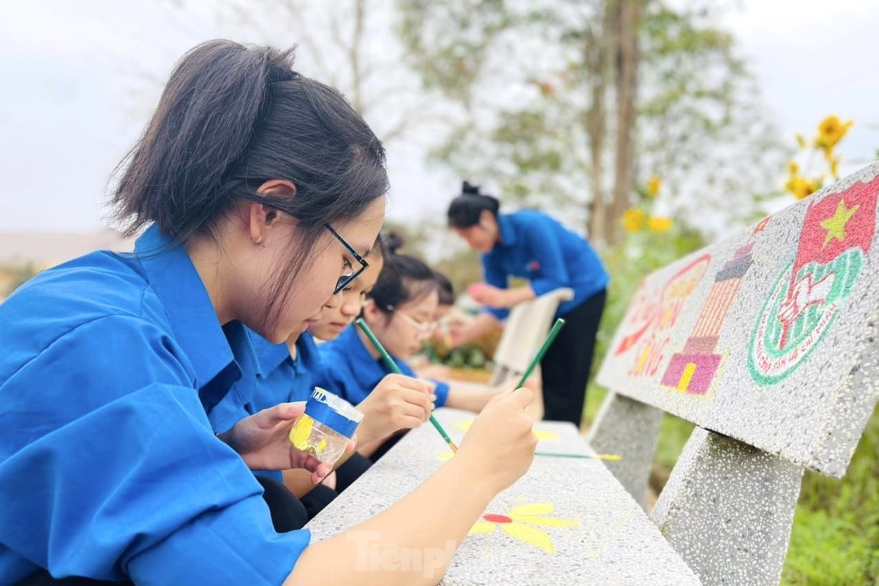 'Khoác áo mới' cho ghế đá cũ ảnh 2