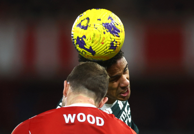 Varane (áo trắng xanh) đánh đầu trong pha tranh chấp bóng bổng với tiền đạo Nottingham Forest Chris Wood ở Ngoại hạng Anh ngày 30/12/2023. Ảnh: Reuters