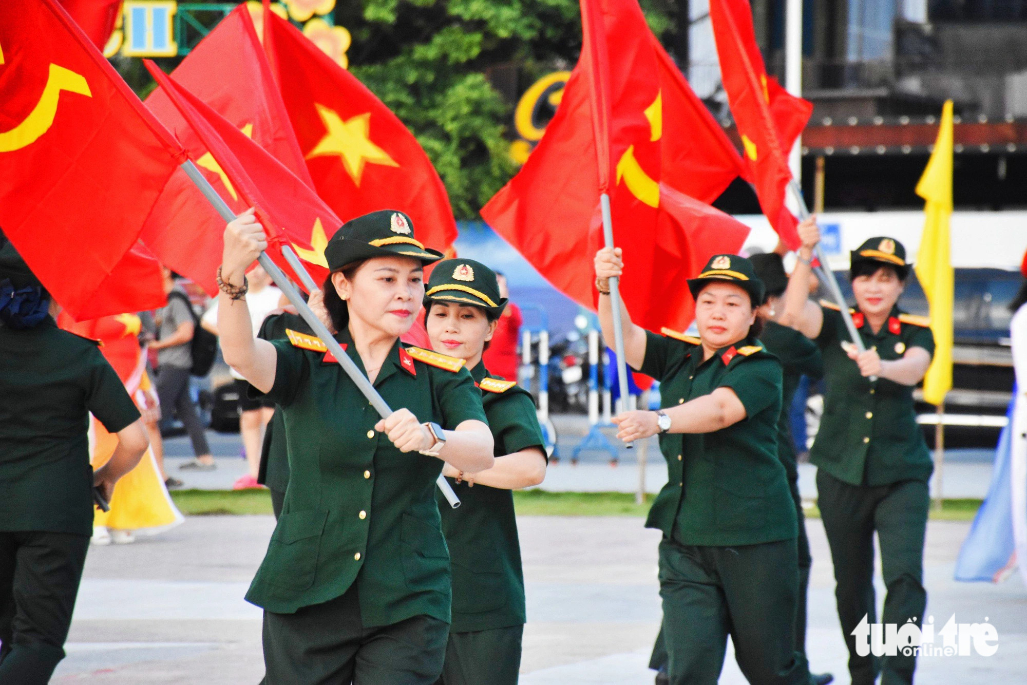 Những tiết mục được thực hiện liên tục với đội hình luân phiên di chuyển - Ảnh: TRẦN HOÀI