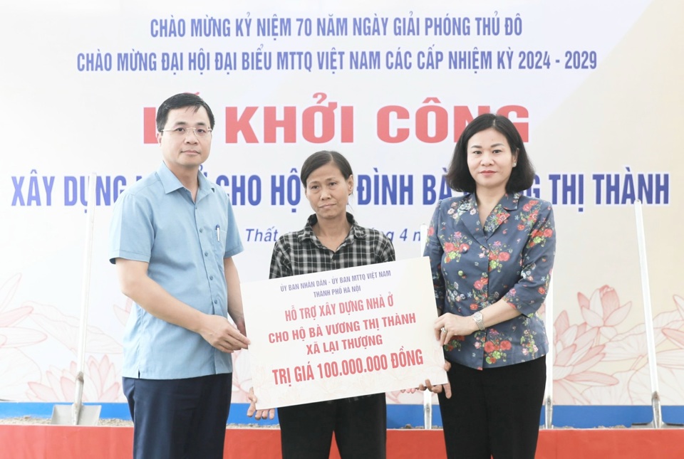 Ph&oacute; B&iacute; thư Thường trực Th&agrave;nh uỷ H&agrave; Nội&nbsp;Nguyễn Thị Tuyến trao biểu trưng hỗ trợ x&acirc;y nh&agrave; ở cho hộ d&acirc;n Vương Thị Th&agrave;nh&nbsp;th&ocirc;n Ho&agrave;ng X&aacute;, x&atilde; Lại Thượng&nbsp;