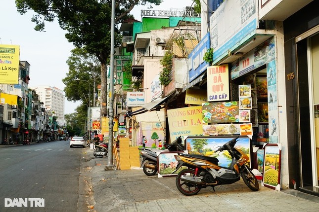 Cửa hàng tranh chép ở TPHCM lũ lượt đóng cửa, tiểu thương lo cả nhà đói ăn ảnh 3