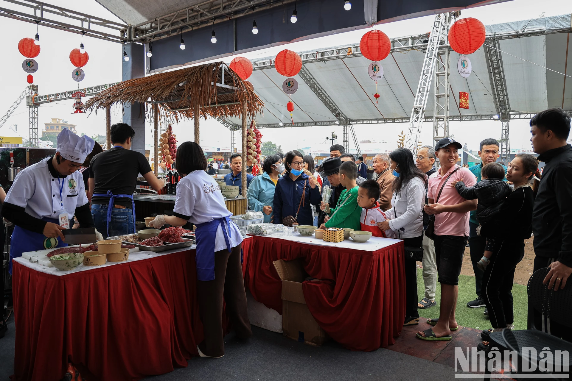 [Ảnh] Người dân xếp hàng mua phở tại Festival Phở 2024 ảnh 2