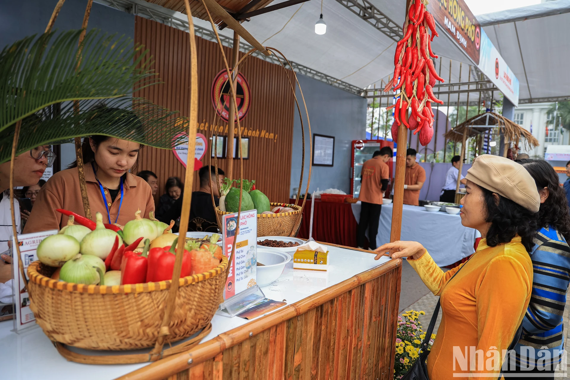 [Ảnh] Người dân xếp hàng mua phở tại Festival Phở 2024 ảnh 3