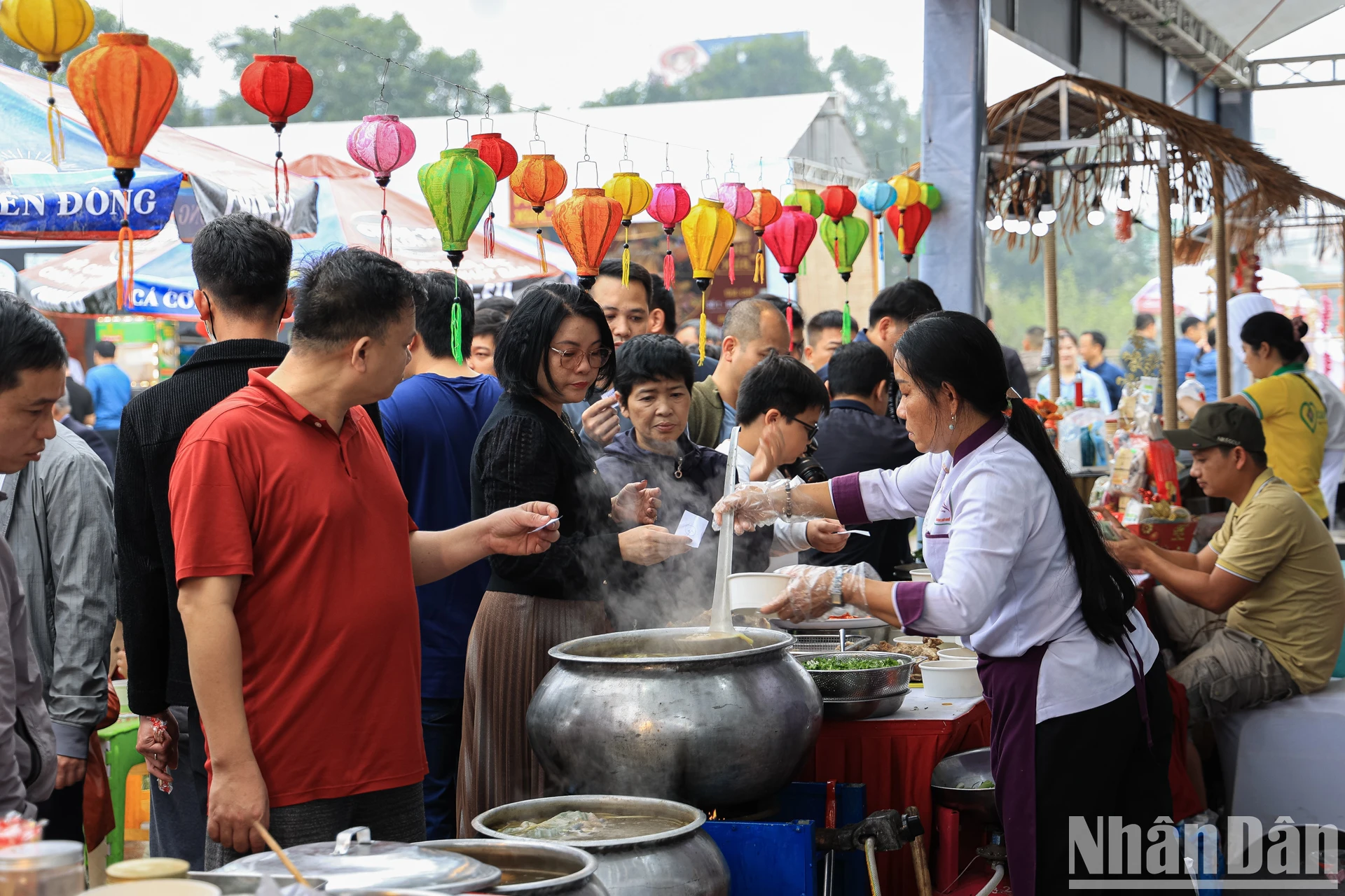 [Ảnh] Người dân xếp hàng mua phở tại Festival Phở 2024 ảnh 4