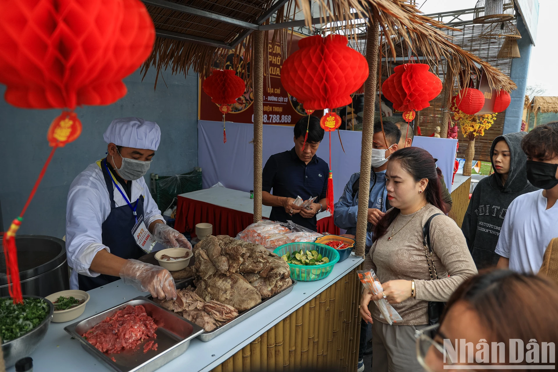 [Ảnh] Người dân xếp hàng mua phở tại Festival Phở 2024 ảnh 5